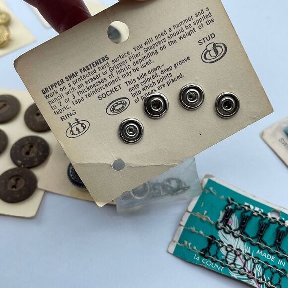 Nine cards of fun vintage buttons snaps fasteners - Picture 13 of 13